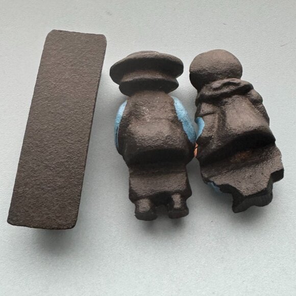 Vintage John Wright Cast Iron Amish on Bench - paper weight - Picture 6 of 6